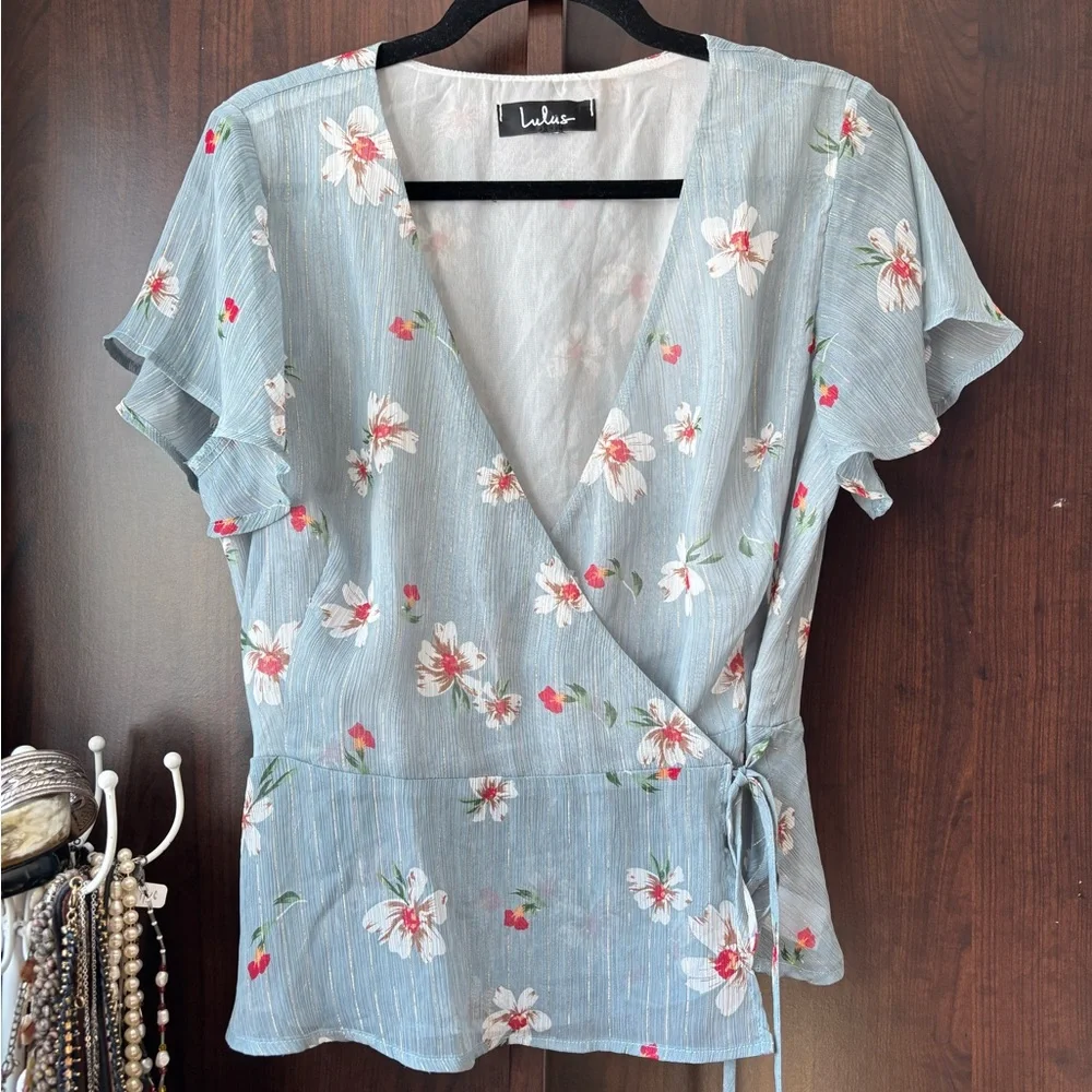 🚨4X$25🚨 Lulu's Blue Floral Wrap Top - Picture 4 of 10